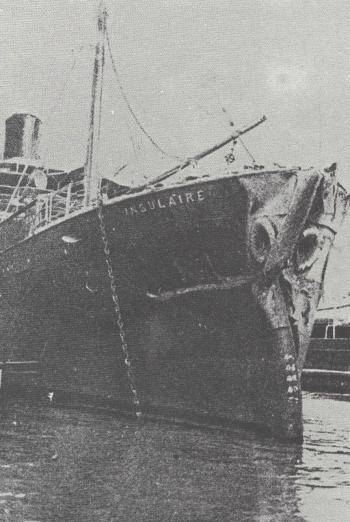 Sur la proue du navire.... l'impact visible du choc avec le Liban