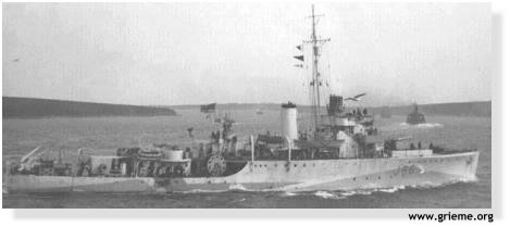 Le H.M.S. SALAMANDER est touché par les roquettes !