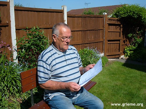 Joe prend connaissance des états de service de son père