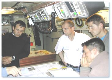 Avec l'officier responsable de l'équipe des GPD (Groupe Plongeurs-démineurs)