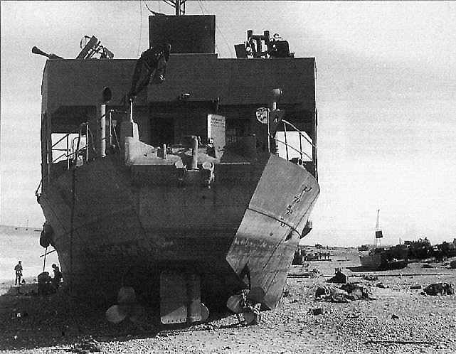 Un LST échoué sur la plage de Dieppe en 1942 lors de l'Opération Jubilee