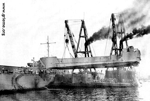 Ponton grue en train de charger un LST