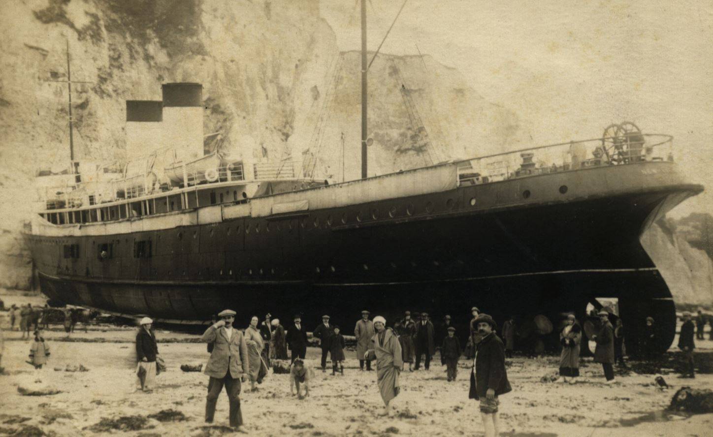 Au petit matin, les badauds découvrent une vision spectaculaire, le NEWHAVEN encastré dans la falaise (annexe 6)
