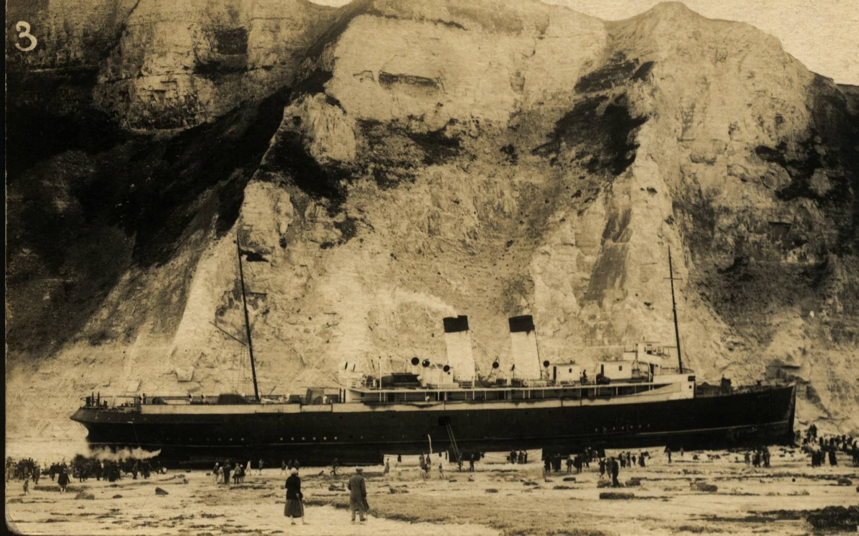 Le NEWHAVEN rangé de tout son long au pied des falaises (annexe 14)