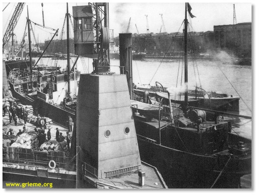 Le Pylades au premier plan à quai en Grande-Bretagne