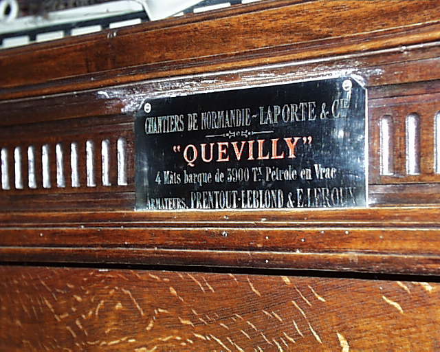 La plaque du meuble de la maquette