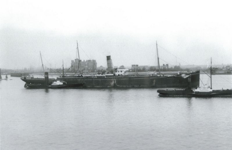 Le Cérons en chauffe sur sa cale (archives Worms)