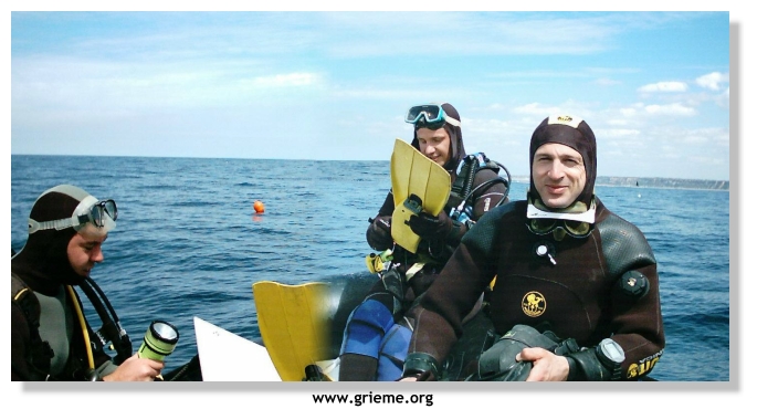 Michel TORCHE dessinateur et plongeur et ses compagnons de plongée Ludo, Eric se préparent pour une immersion sur le remorqueur. En arrière-plan, la bouée rouge positionnée sur le Vulkan