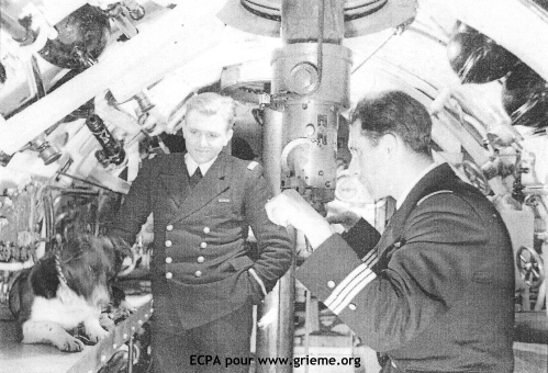Le Lieutenant de Vaisseau Rousselot, commandant du Rubis au périscope